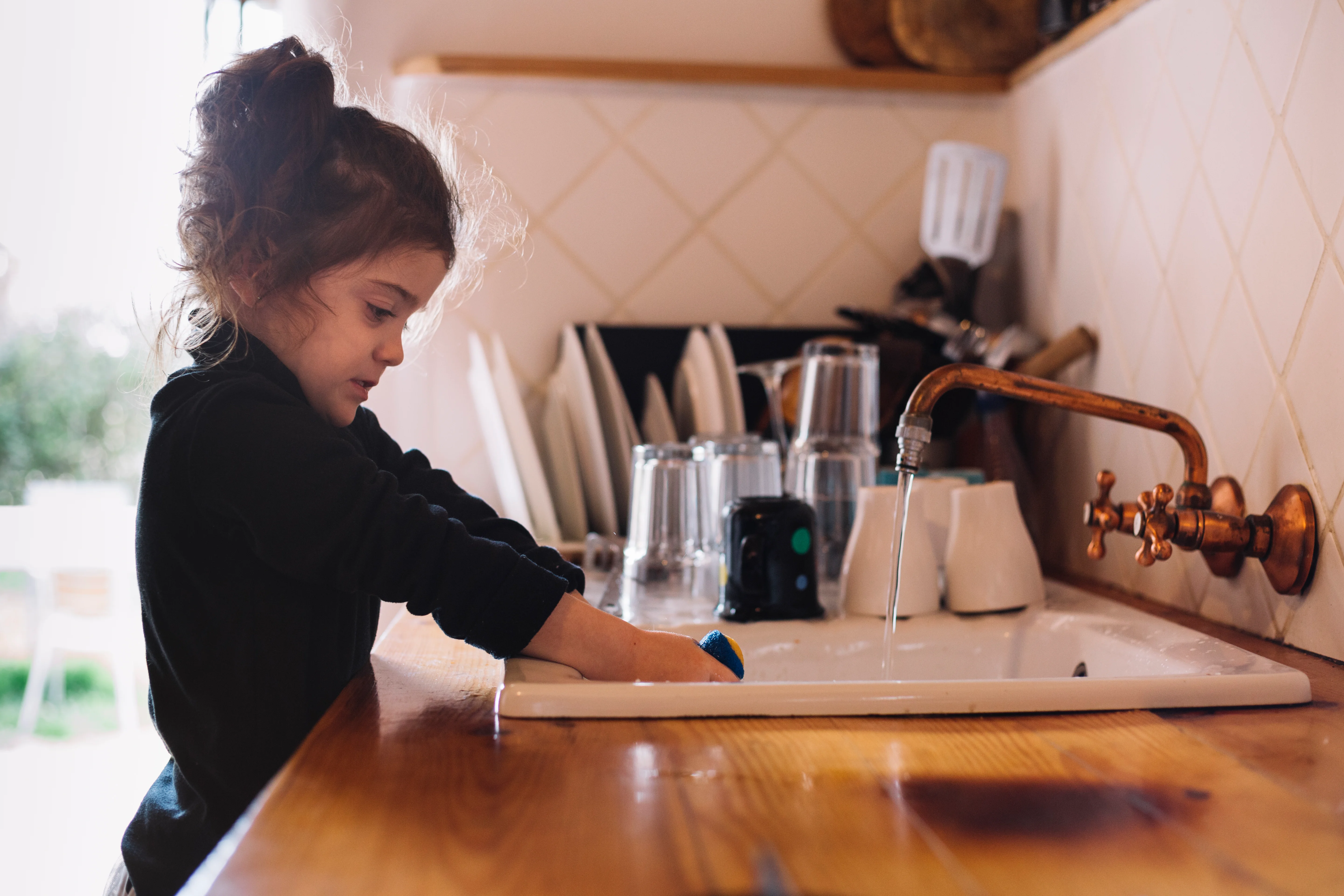 Miért jó, ha a gyereket is bevonjuk a házimunkába?